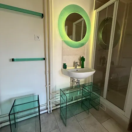 Bright In With Balcony Париж