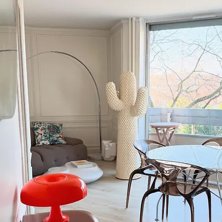 Bright In With Balcony Apartment